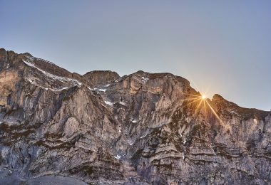 北派盗墓笔记场景意境：东北冰原荒野中的古代墓葬遗址，积雪覆盖的土堆与枯树，苍茫而神秘的北方考古现场